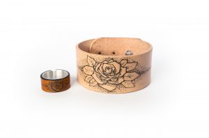 Anne Sancey - bracelet et bague tatoués motif Rose