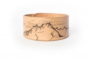 Anne Sancey - bracelet tatoué motif Montagne