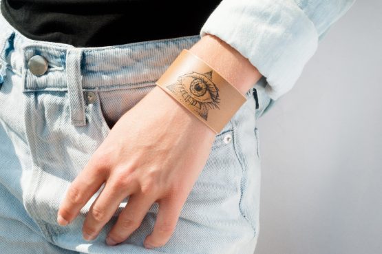 Anne Sancey - bracelet tatoué motif Oeil