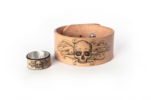 Anne Sancey - bracelet et bague tatoués motif Crâne
