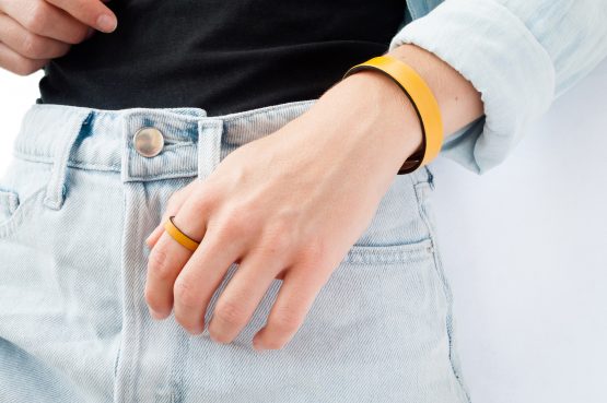 Anne Sancey, bague et bracelet cuir jaune